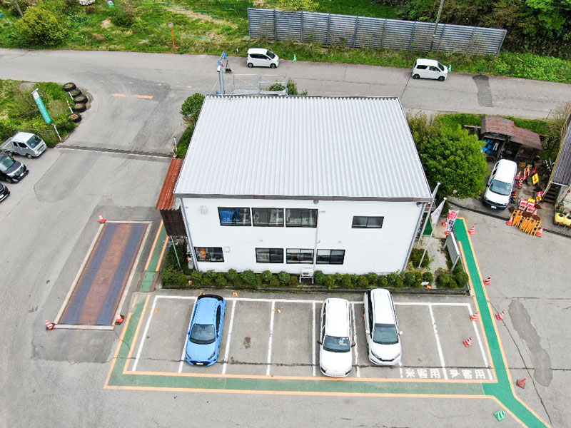 遮熱塗料施工後の珠洲本社事務所（ドローンによる上空撮影）